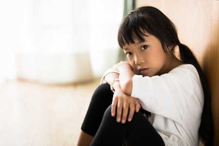 Fille seule à la maison Fille seule à la maison
